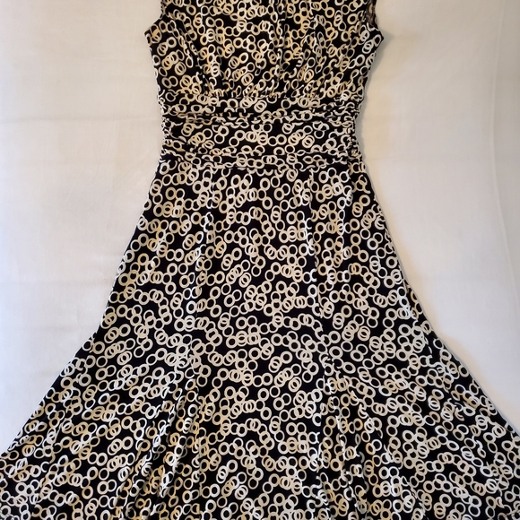 Selling Beautiful Women's Vintage Style Black & White Sleeveless Dress - Picture 6 of 10